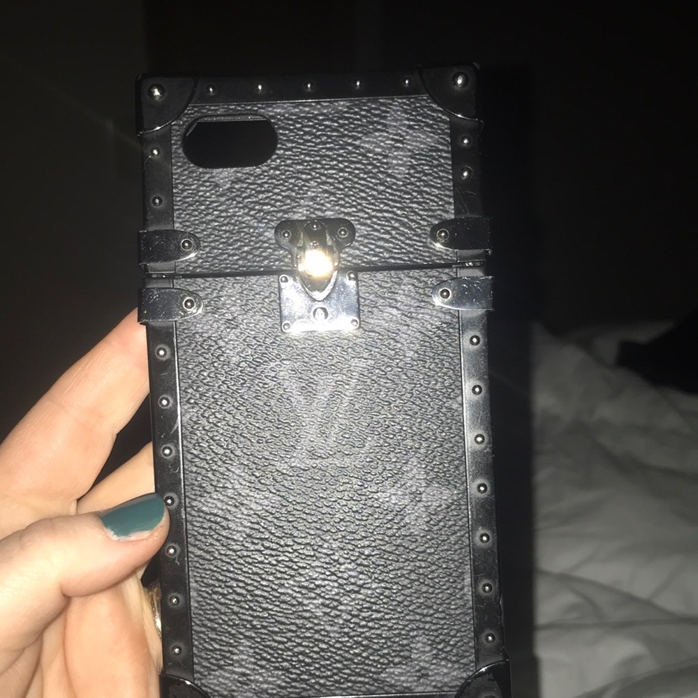 Authentic LOUIS VUITTON Monogram Eclipse Eye-Trunk iPhone 7 used